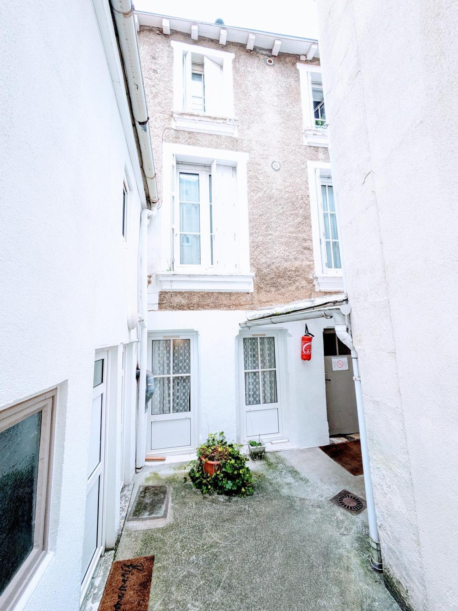 Chambres Poitiers Centre Ville - Salle De Bain, Refrigerateur, Tv Et Machine A Cafe Privatifs - Cuisine Commune - Terrasse - Hotel De Ville A 200M Exterior foto